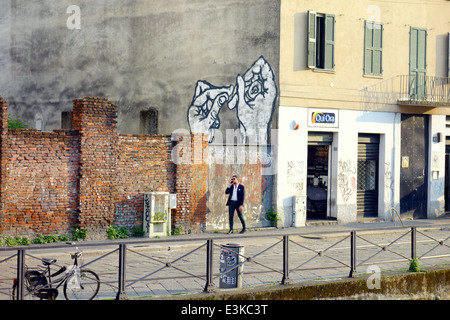 Una vista del Naviglio Grande in Milano, Italia. Foto Stock