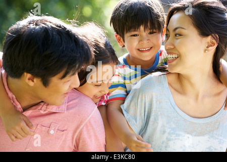 Famiglia asiatica godendo di passeggiata in campagna estiva Foto Stock