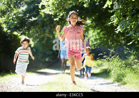 Famiglia asiatica godendo di passeggiata in campagna Foto Stock