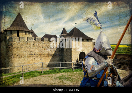 Il cavaliere corazzato su warhorse sopra il vecchio castello medievale (fortezza) Foto Stock