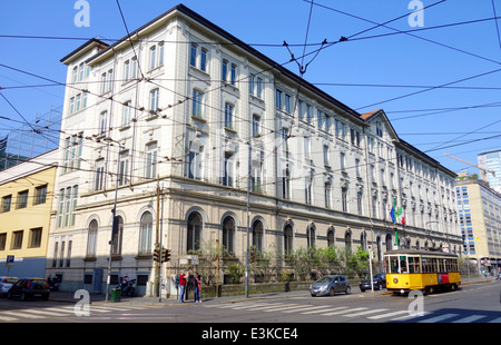 Tram giallo in una strada a Milano, Italia Foto Stock