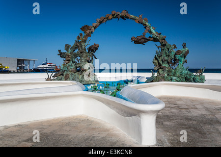 Sculture decorative e Monumento a subacquei lungo il Malecon con navi da crociera nel porto di Cozumel, Messico. Foto Stock