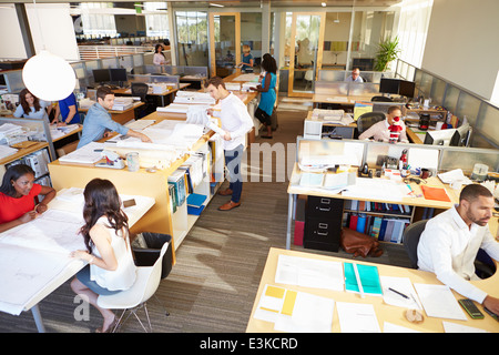 Interno occupato di Modern Open Plan Office Foto Stock