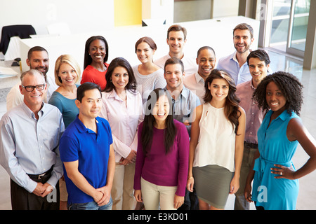 Ritratto di multiculturale Ufficio personale in piedi nella lobby Foto Stock