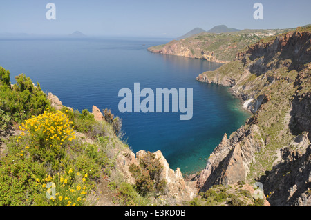 Isola di Lipari, Isole Eolie, Cliff di Lipari e Salina in background, Messina, Sicilia, Italia Foto Stock