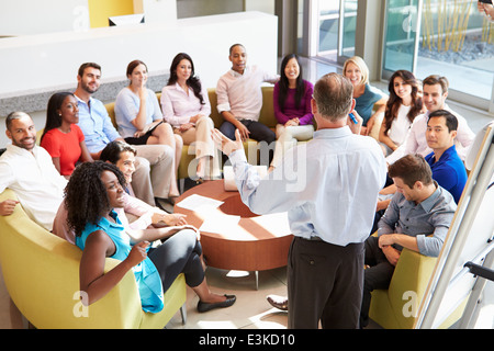 Imprenditore rendendo la presentazione ai colleghi di ufficio Foto Stock