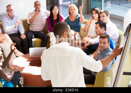 Imprenditore rendendo la presentazione ai colleghi di ufficio Foto Stock