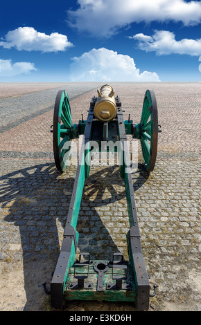 Il vecchio cannone in un quadrato sopra cielo blu Foto Stock