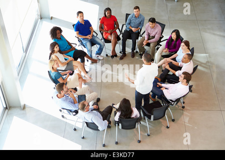 Imprenditore multiculturale di indirizzamento Ufficio Staff Meeting Foto Stock