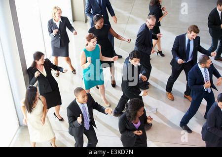 Vista aerea del businessman Dancing in Office Lobby Foto Stock