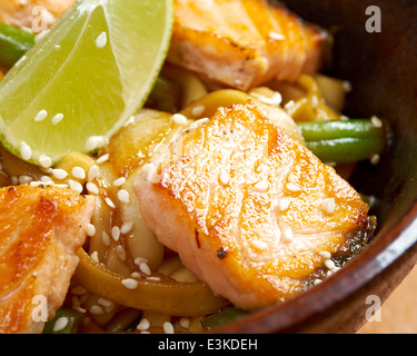 Cucina giapponese - Udon (spessi spaghetti di frumento) con salmone e verdure Foto Stock