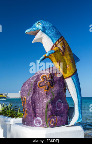 Sculture decorative lungo il Malecon con navi da crociera nel porto di Cozumel, Messico. Foto Stock