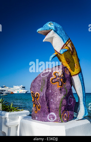 Sculture decorative lungo il Malecon con navi da crociera nel porto di Cozumel, Messico. Foto Stock