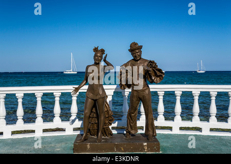 Sculture decorative lungo il Malecon con navi da crociera nel porto di Cozumel, Messico. Foto Stock