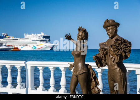 Sculture decorative lungo il Malecon con navi da crociera nel porto di Cozumel, Messico. Foto Stock