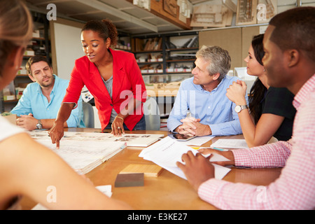 Il Boss femmina incontro leader degli architetti seduta a tavola Foto Stock