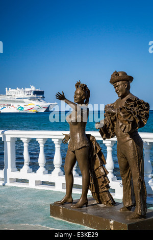 Sculture decorative lungo il Malecon con navi da crociera nel porto di Cozumel, Messico. Foto Stock