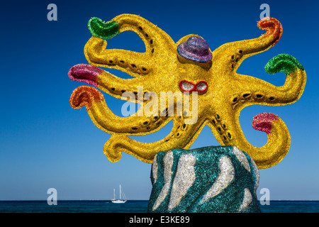 Sculture decorative lungo il Malecon con navi da crociera nel porto di Cozumel, Messico. Foto Stock