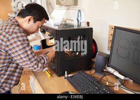 Architetto maschio utilizzando stampante 3D in Office Foto Stock