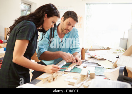 Due architetti realizzare modelli in Office insieme Foto Stock