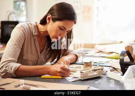 Architetto femmina rendendo modello in ufficio Foto Stock