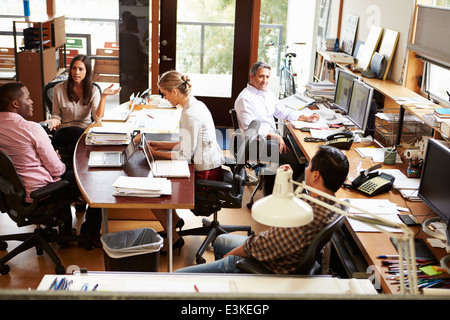 Interno occupato di ufficio dell'architetto con personale che lavora Foto Stock