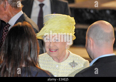 Belfast, Irlanda del Nord. 24 giu 2014 - Sua Maestà la Regina Elisabetta II visita gioco di troni film studios di Belfast. Credito: Stephen Barnes/Alamy Live News Foto Stock