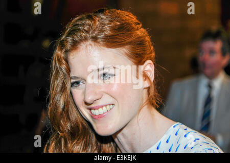 Belfast, Irlanda del Nord. 24 giu 2014 - Rose Leslie, che gioca Ygrette, dà la sua reazione alla riunione di Sua Maestà la Regina Elisabetta II dopo che lei ha visitato il gioco dei troni film studios di Belfast. Credito: Stephen Barnes/Alamy Live News Foto Stock