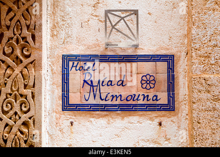 Un decorativo nome blu di placca Hotel Riad Mimouna nella Medina della città costiera di Essaouira, Marocco, Africa del Nord. Foto Stock