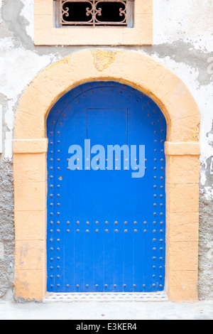 Vista di un tradizionale blu porte dipinte nella Medina di Essaouira, Marocco, Africa del Nord. Foto Stock