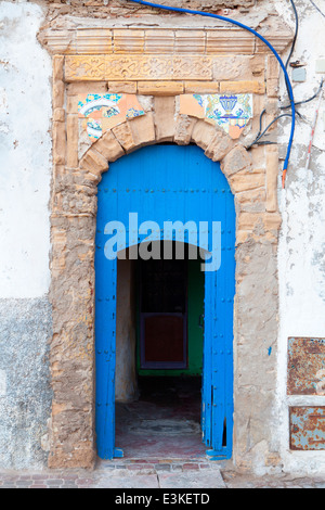 Vista di una tradizionale porta dipinta nella Medina della città costiera di Essaouira, Marocco, Africa del Nord. Foto Stock