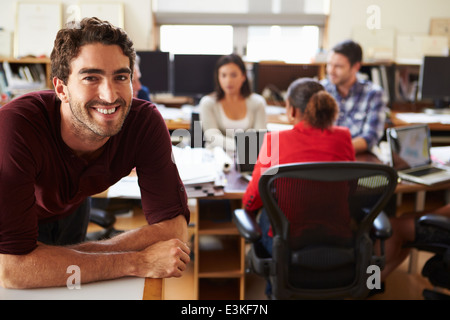 Ritratto di architetto maschio con sale riunioni in background Foto Stock