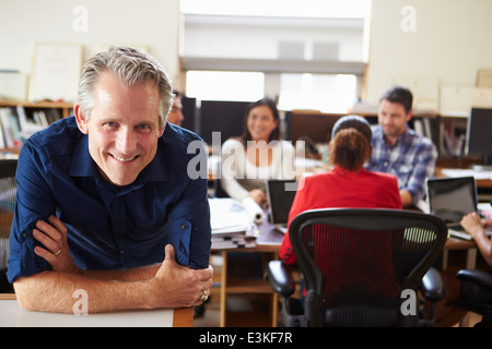 Ritratto di architetto maschio con sale riunioni in background Foto Stock