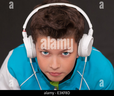 Gli occhi blu ragazzo giovane con le cuffie Foto Stock