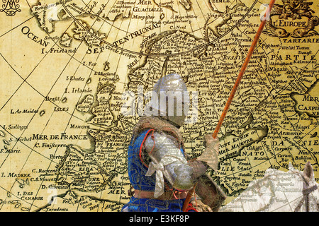 Il cavaliere corazzato su warhorse - retro cartolina su vintage sfondo mappa Foto Stock