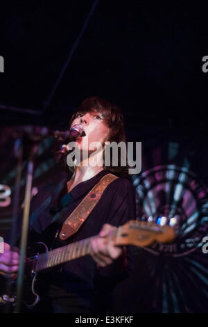 CARDIFF, Regno Unito. Il 23 giugno 2014. Cate Le Bon esegue a Clwb Ifor Bach come parte della melodia Cool Charity Fundraiser. Credito: Polly Thomas/ Alamy Live News Foto Stock