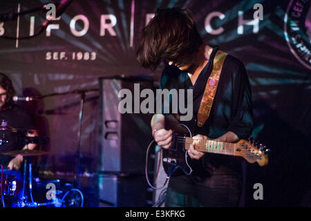 CARDIFF, Regno Unito. Il 23 giugno 2014. Cate Le Bon esegue a Clwb Ifor Bach come parte della melodia Cool Charity Fundraiser. Credito: Polly Thomas/ Alamy Live News Foto Stock