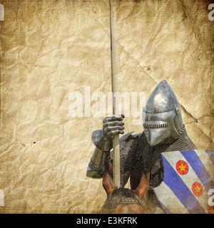 Il cavaliere corazzato su warhorse - retro cartolina su vintage sfondo della carta Foto Stock