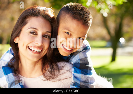 Ritratto di Madre e Figlio In campagna Foto Stock