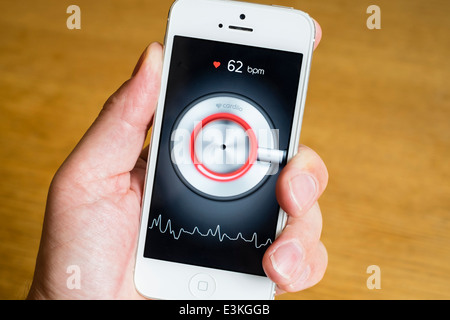 Dettaglio del monitor frequenza cardiaca salute app su un iPhone smart phone Foto Stock