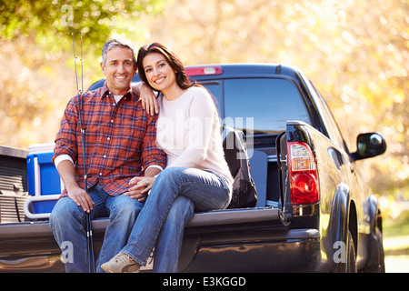 Matura in seduta Pick Up Truck sulla vacanza in campeggio Foto Stock