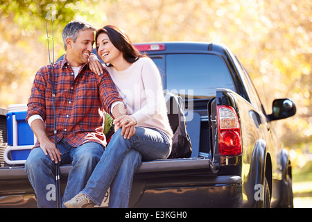 Matura in seduta Pick Up Truck sulla vacanza in campeggio Foto Stock