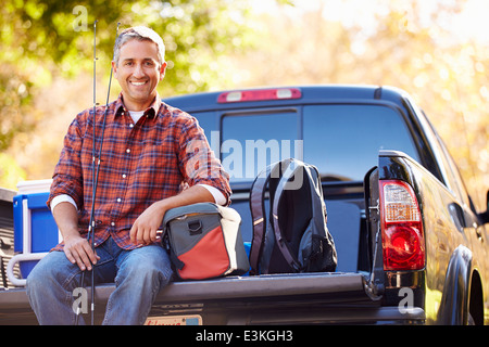 Ritratto di Uomo seduto in Pick Up Truck sulla vacanza in campeggio Foto Stock