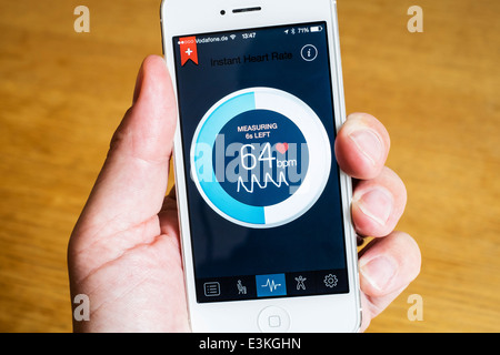 Dettaglio del monitor frequenza cardiaca salute app su un iPhone smart phone Foto Stock
