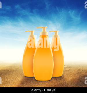 Bottiglie di olio di prendere il sole o la protezione solare caldo sulla spiaggia di sabbia in estate. Foto Stock