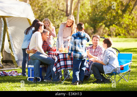 Due famiglie godendo camping vacanze in campagna Foto Stock