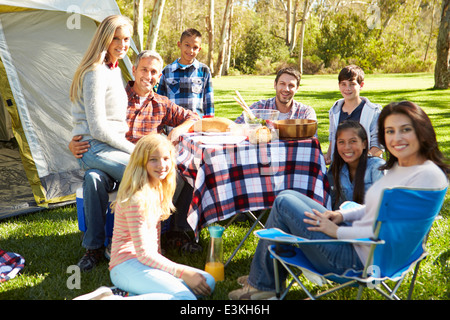 Due famiglie godendo camping vacanze in campagna Foto Stock