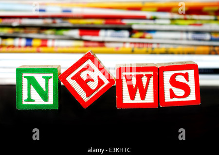 News parola vicino a molti quotidiani Foto Stock