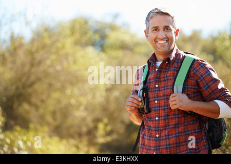 Ritratto di uomo escursioni in campagna indossando uno zaino