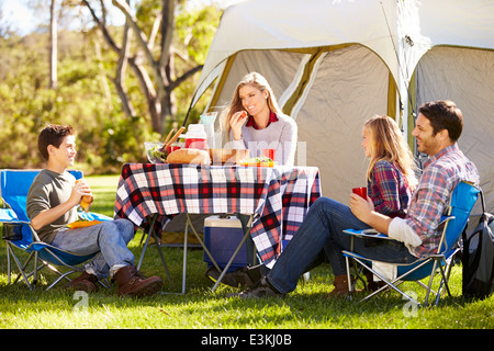 Famiglia godendo camping vacanze in campagna Foto Stock